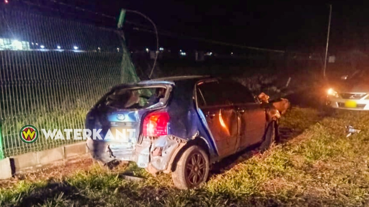 Auto slaat over de kop en beschadigt schutting JAP-luchthaven dlvr.it/TCkXv9