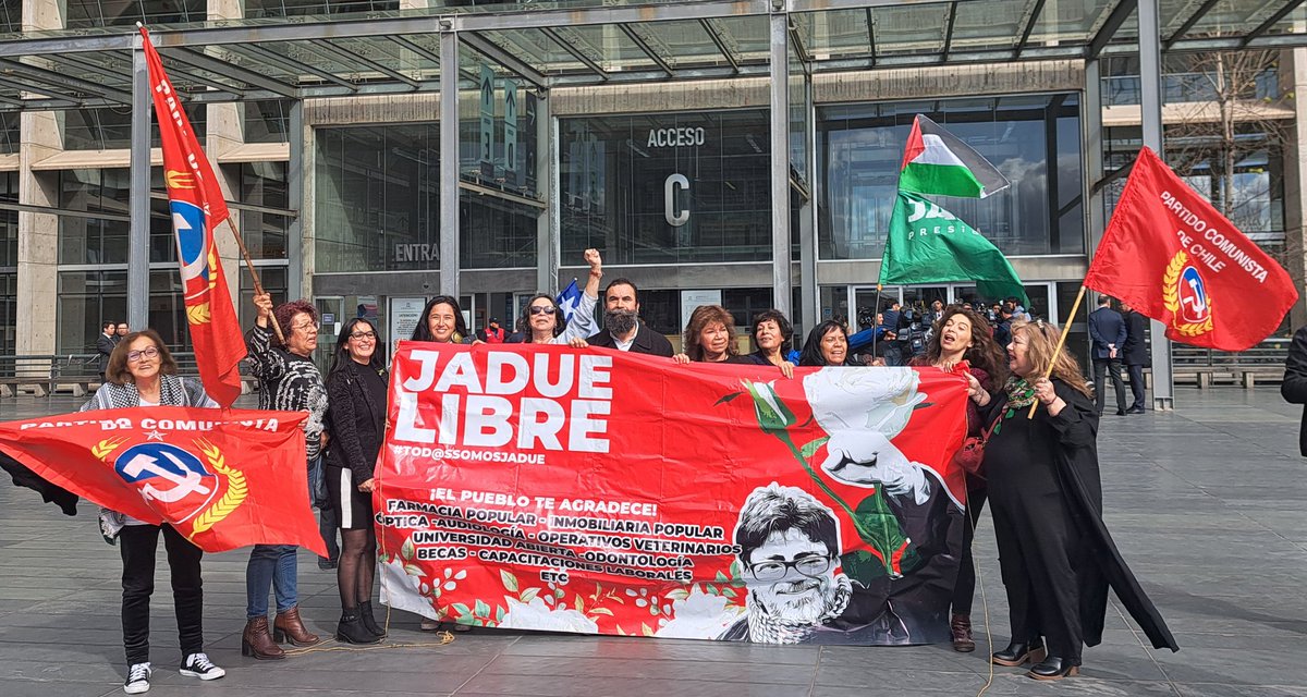 Hugo_Gutierrez_'s tweet photo. Hoy en el Centro de Justicia, alegres después de enterarnos de la resolución que cambió la cautelar del compañero @danieljadue https://t.co/bpWZkVvoPA