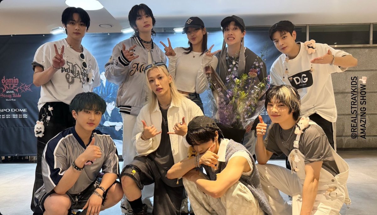SLoveLisa01's tweet photo. มีรูปด้วยกันสักทีกับเด็กหลง Stray Kids🔥 บอสเราสวยเท่มาก 😎 
#LISA #LALISA #LLOUD https://t.co/rSxe8aiYop