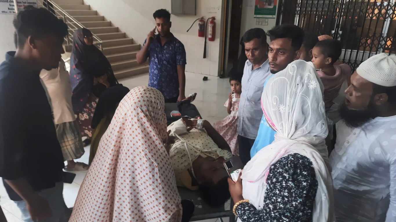 মাদারীপুরে আদালত প্রাঙ্গণে হত্যা মামলার আসামিকে কুপিয়ে জখম