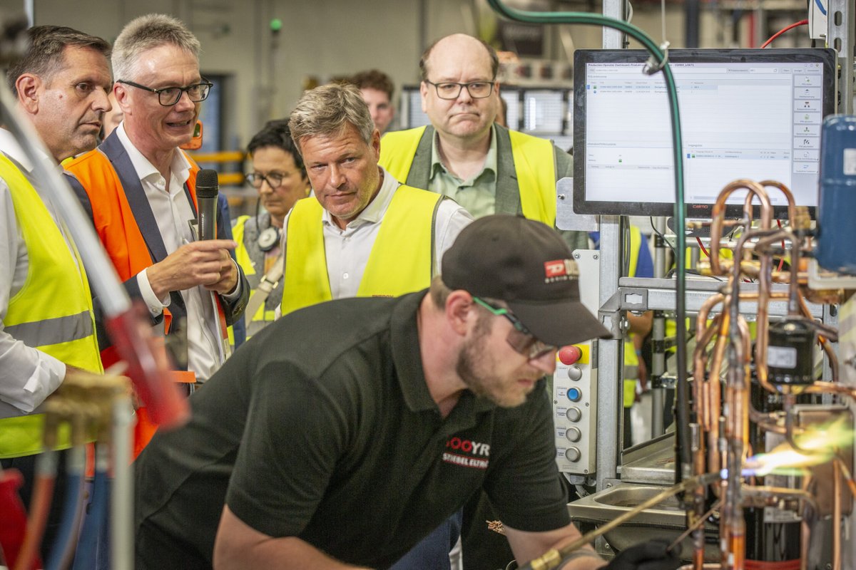 Wirtschaftsminister Robert Habeck besucht Stiebel Eltron in Holzminden: „Jetzt ist der richtige Moment, eine Gas- oder Ölheizung durch eine Wärmepumpe zu ersetzen“ stiebel-eltron.pressroom-rbt.com/2024/08/14/wir…