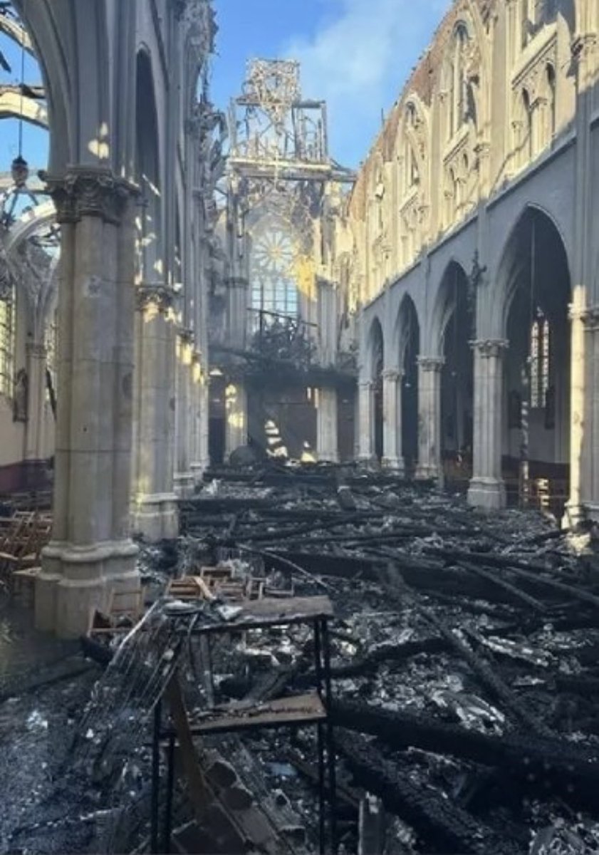 FantassinTV's tweet photo. 🚨⛪️Alors que l’église de l’Immaculée Conception à Saint Omer brûlait, le Père Saint Sébastien Roussel est entrée dans celle-ci bravant les flammes pour sauver le Saint-Sacrement dans le Tabernacle. https://t.co/fnJNKypZfF