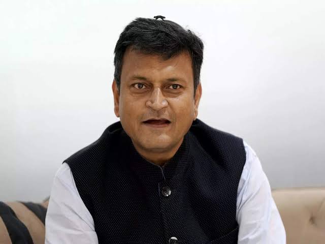 UmeshThakran007's tweet photo. @JaikyYadav16 लोग समझते क्यों नहीं इस बात को, ये लोग तो अपने बच्चों का जीवन सुरक्षित कर रहें और हमारे बच्चों में हिंदु मुस्लिम उलझा कर दिन रात नफ़रत का ज़हर घोल रहें हैं, सोचना आम जनता को है इन फर्जी धर्म के ठेकेदारों को नहीं 🤔 https://t.co/RgbBBZlLuw
