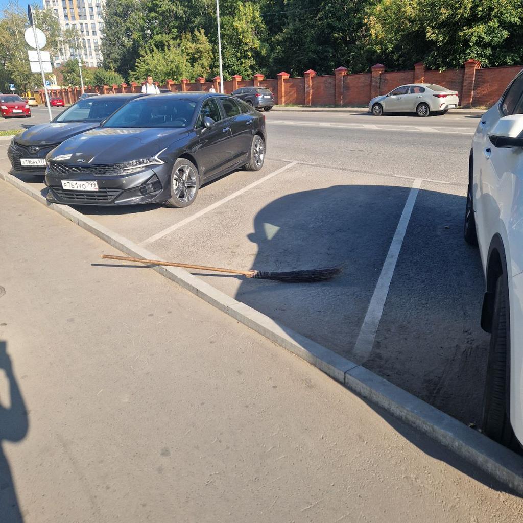 Бухгалтерия на работу слетается.