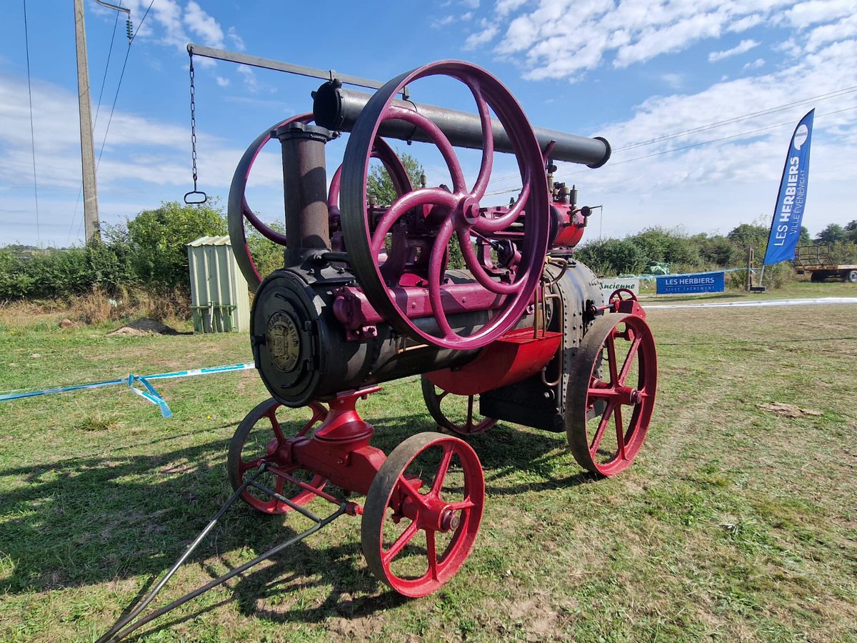 🌾 La Fêtes des battages, c’était aussi le week-end dernier, à l’Ouvrardière, <a href="/lesherbiers/">Les Herbiers</a>.

🧑🏻‍🌾 Un rendez-vous toujours convivial et familial, organisé par des passionnés de belles mécaniques agricoles mais aussi de transmission de la mémoire herbretaise.