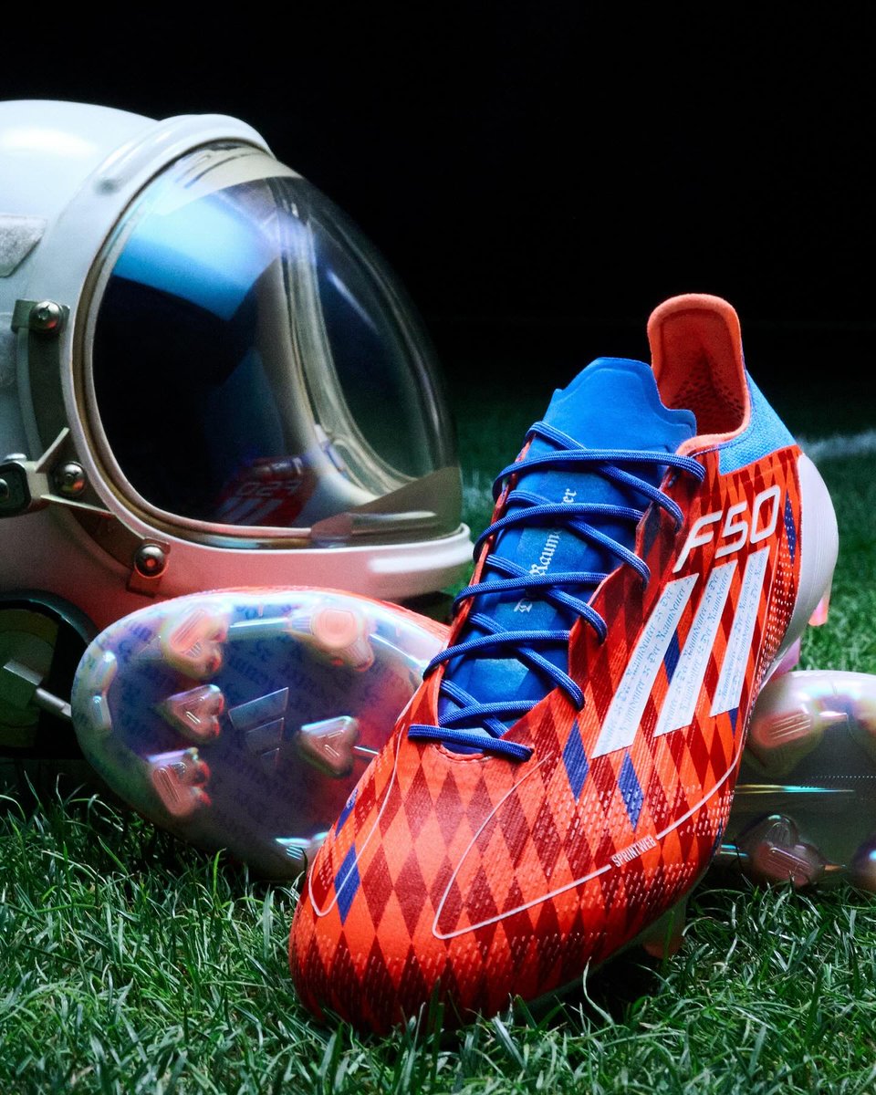 ShoutessFC's tweet photo. Las botas, llamadas 'Raumdeuter' (intérprete del espacio), capturan perfectamente el estilo de juego único de Müller, conocido por crear espacio en el campo con sus inteligentes movimientos y pases. https://t.co/W8EKWfSBp2
