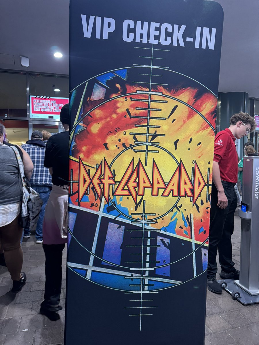 dannyhavel's tweet image. Jealou much?  😂😂#defleppard #journey  #modacenter