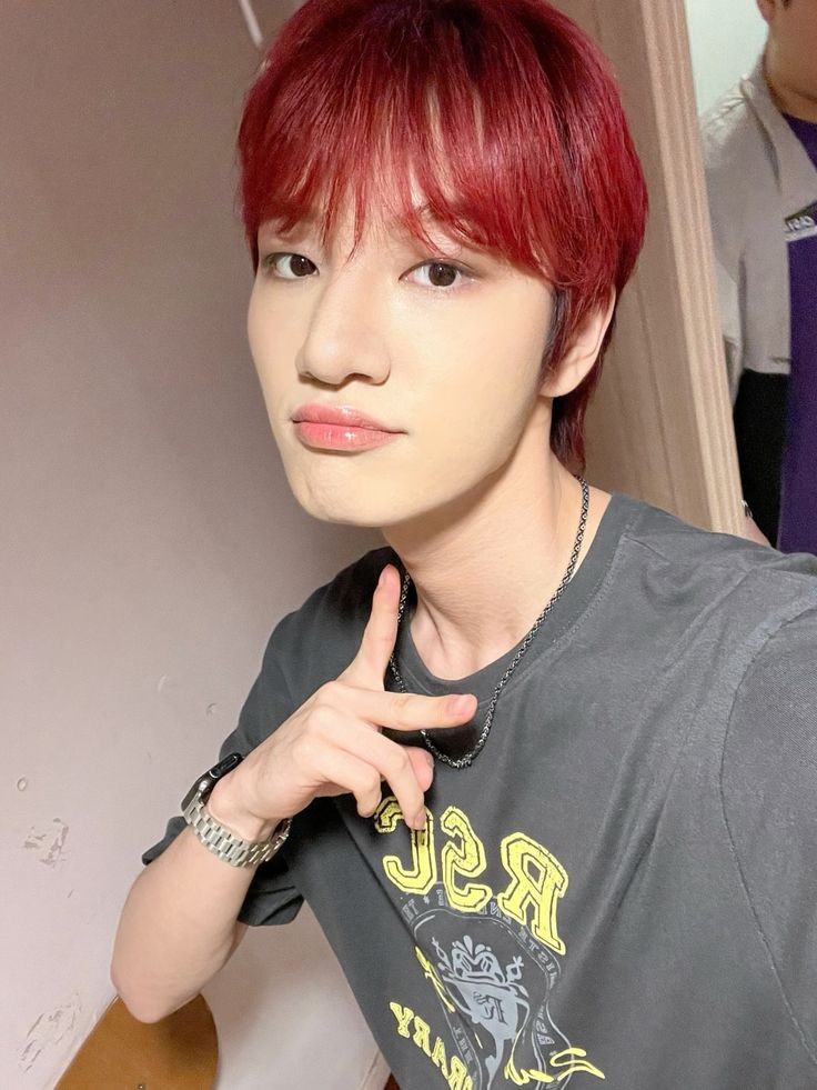 HUIJUNLOOK's tweet image. maybe i&apos;m missing his red hair ✋🏻