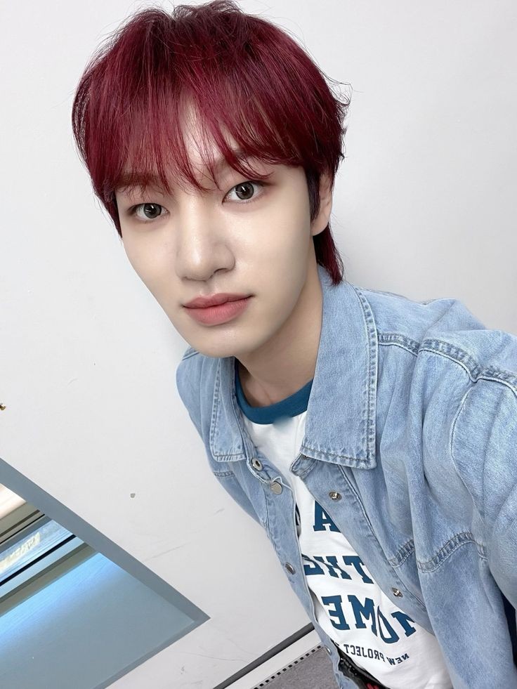 HUIJUNLOOK's tweet image. maybe i&apos;m missing his red hair ✋🏻