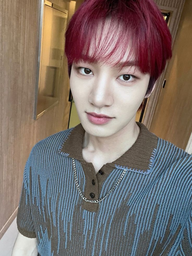 HUIJUNLOOK's tweet image. maybe i&apos;m missing his red hair ✋🏻
