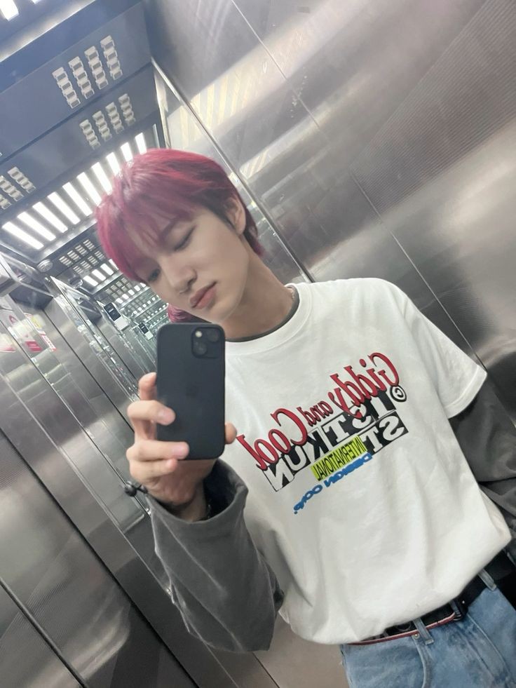 HUIJUNLOOK's tweet image. maybe i&apos;m missing his red hair ✋🏻