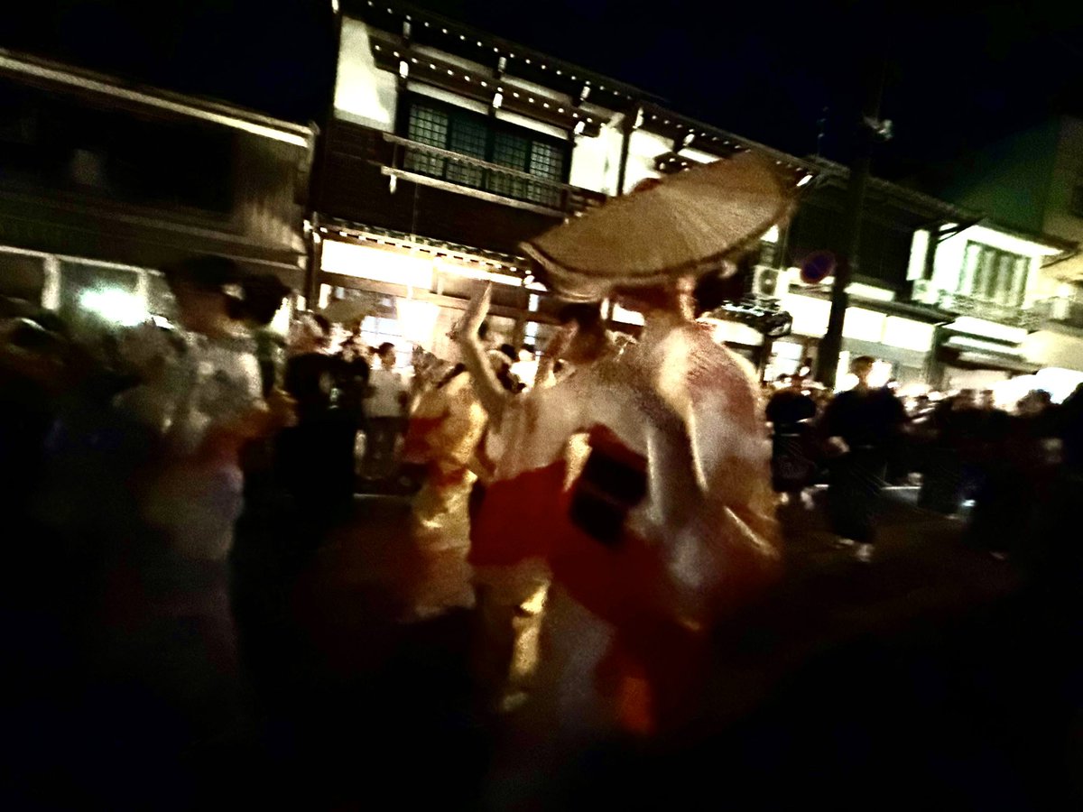 c_ohanabatake's tweet photo. 越中八尾「おわら風の盆」

日本の道100選の諏訪町から町々を順番に散策。ぼんぼりに灯が入り始めると、街はさらに盛り上がっていきました。

流し歩きの踊りと胡弓の音色を十二分に堪能できて大満足！

次代の担い手の子どもたちが生き生きとお手伝いしている姿が印象的

#おわら風の盆 
#富山
#祭 https://t.co/zExa3v5AhA