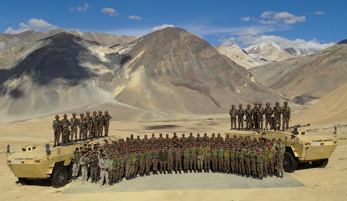firefurycorps's tweet photo. Lt Gen Hitesh Bhalla, SC**, SM, VSM, GOC, Fire and Fury Corps visited the #ParashuBrigade to review op preparedness.
He was briefed on operational readiness and employment of new generation equipment. The General Officer commended all ranks on their professionalism and steadfastness in executing their onerous duty under challenging conditions.
#IndianArmy
@adgpi
@NorthernComd_IA
@prodefleh
@lg_ladakh
@ANI