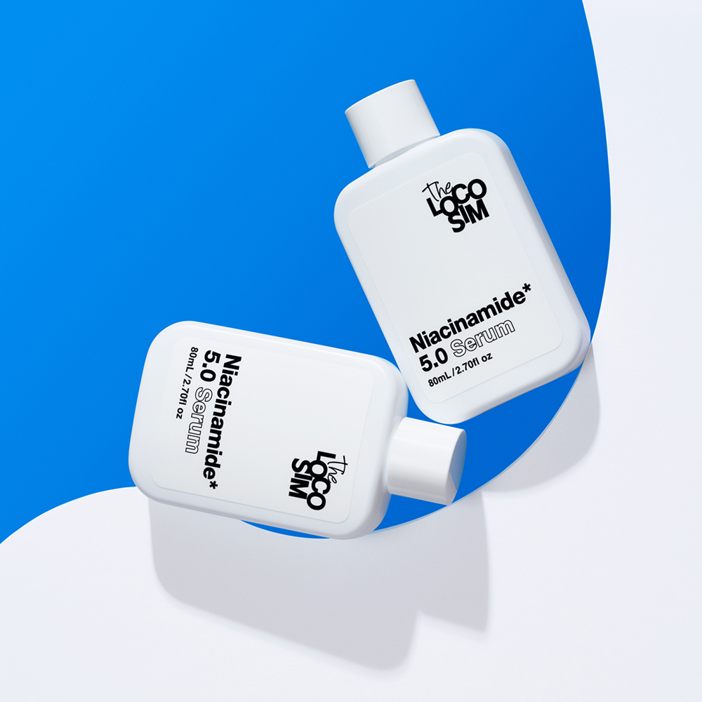 TheLOCOSIM's tweet photo. 【RENEWAL】
The LOCOSIM Niacinamide 5.0 Serum（NAセラム）リニューアルいたしました。

肌荒れを防ぎ、肌を健やかに保つビタミンB群の一種「パンテノール*」と、
肌に潤いを与え、透明感のある肌へ導く「N-アセチルグルコサミン*²」を追加配合。
リニューアルした「Niacinamide 5.0 Serum」ぜひご体験ください。

※2024年9月3日（火）よりオフィシャルストア、Amazon、Yahoo!ショッピング、Qoo10にて発売いたします。

* 整肌成分　*² 保湿成分（アセチルグルコサミン）