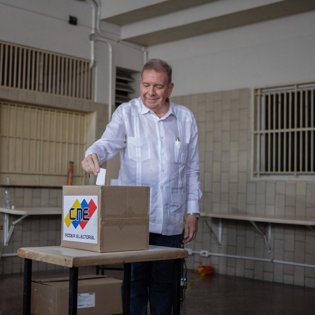 PieroMaroun's tweet image. Edmundo González es un hombre de valores democráticos, formado en genuina democracia. Rechazamos la medida tomada por el Ministerio Público, que lo acusa de delitos que no ha cometido.

Los venezolanos decidimos, y seguiremos firmes en defensa de nuestra constitución y la…