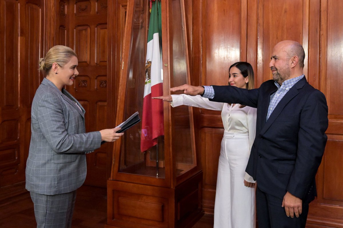 GobiernoEdoChih's tweet photo. La gobernadora @MaruCampos_G, tomó protesta a la directora del @ICHIJUV23 @Fernand52288907, y al Coordinador de Comunicación de Gobierno del Estado @SRamirezRobles. 

#JuntosSíPodemos https://t.co/oR2XaupF7d