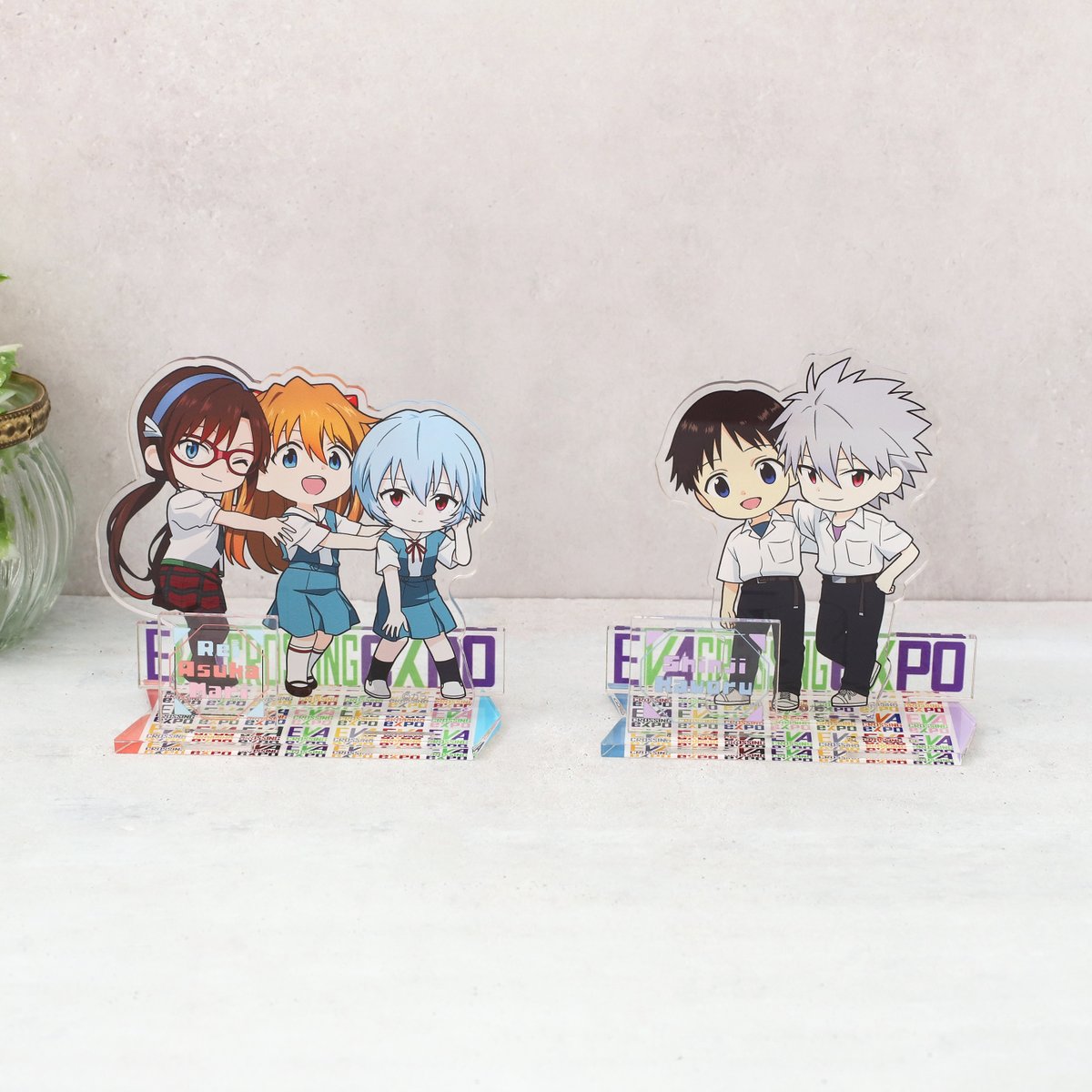 eva_x_expo's tweet image. 【#エヴァ博 イベント限定商品🎊】
■アクリルスタンド(2種)

メインビジュアルのパイロット5人がデフォルメイラストに！
台座が合体できるアクリルスタンドとして登場です！

詳細はHPもご覧ください💁
eva-x-expo.exhibit.jp/#goods
#エヴァンゲリオン