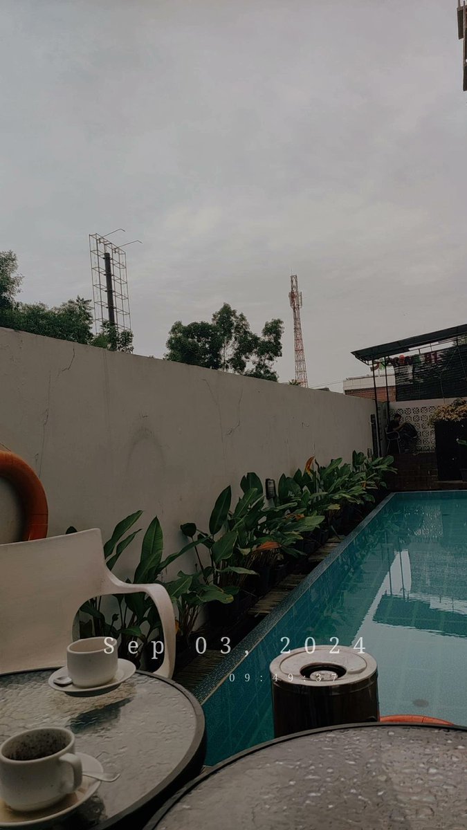 Pagi ngopi belakang rumah sambil lihat langit hari ini merah atau ijo, semoga yang di semogakan akan terjadi.