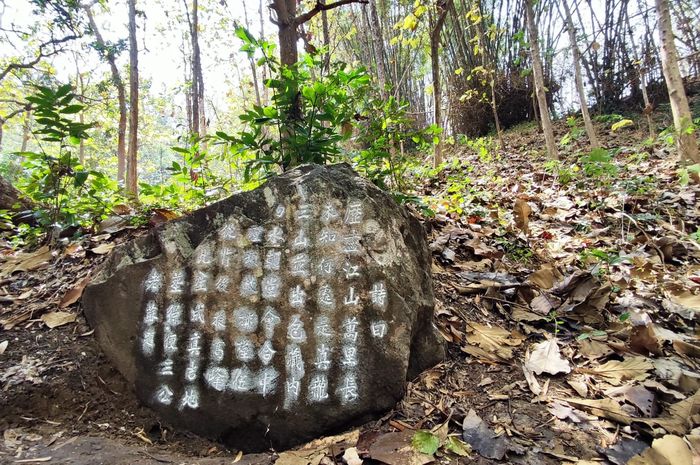 seaarch's tweet photo. A rare Han script inscription was found in a Lasem cemetery, revealing historic Chinese cultural influences in Indonesia. #Lasem #Rembang #Indonesia #southeastasianarchaeology #HanScript
https://t.co/KfEYIQBVHy https://t.co/UTcR9dFSWJ