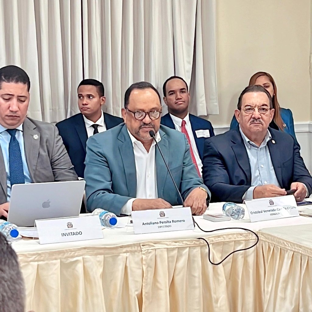 Enmanuel Acosta (@enmanuelacosta) on Twitter photo En el día de hoy acompañamos al Consultor Jurídico del Poder Ejecutivo, Dr. Antoliano Peralta (<a href="/AntolianoPR/">Antoliano Peralta</a>), en la comisión bicameral de reforma constitucional. Un espacio de intercambio de ideas que fortalece el pluralismo democrático como lo ideó Robert Dahl. En el día de hoy acompañamos al Consultor Jurídico del Poder Ejecutivo, Dr. Antoliano Peralta (<a href="/AntolianoPR/">Antoliano Peralta</a>), en la comisión bicameral de reforma constitucional. Un espacio de intercambio de ideas que fortalece el pluralismo democrático como lo ideó Robert Dahl.