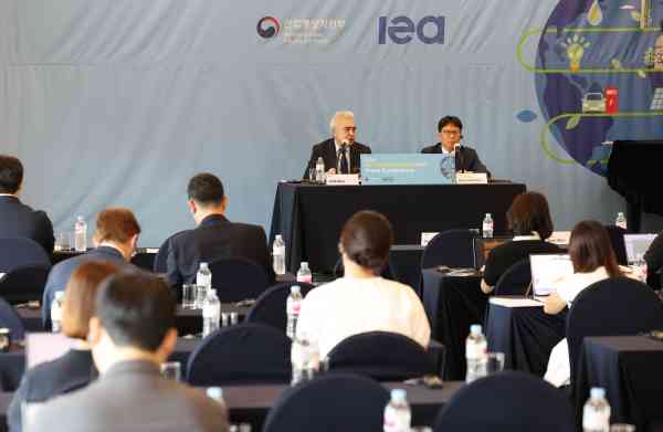 KBS WORLD Radio (@kbsworldradio) on Twitter photo S. Korea, IEA to Cooperate in Decarbonization to Tackle Climate Change dlvr.it/TCkl8J S. Korea, IEA to Cooperate in Decarbonization to Tackle Climate Change dlvr.it/TCkl8J