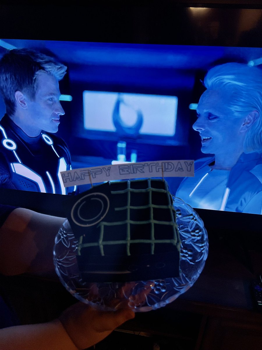 made this tron cake for my dads birthday 💙