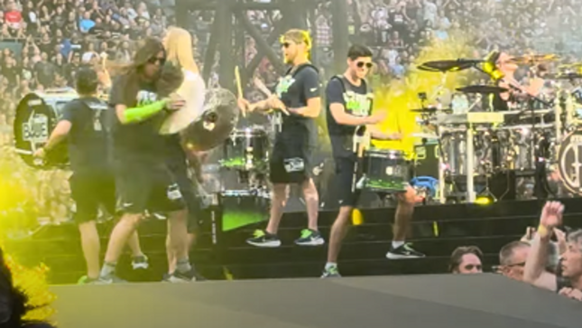 PANTERA Joined By SEAHAWKS BLUE THUNDER Drumline On "Walk" In Seattle; Fan-Filmed Video dlvr.it/TCkmVf