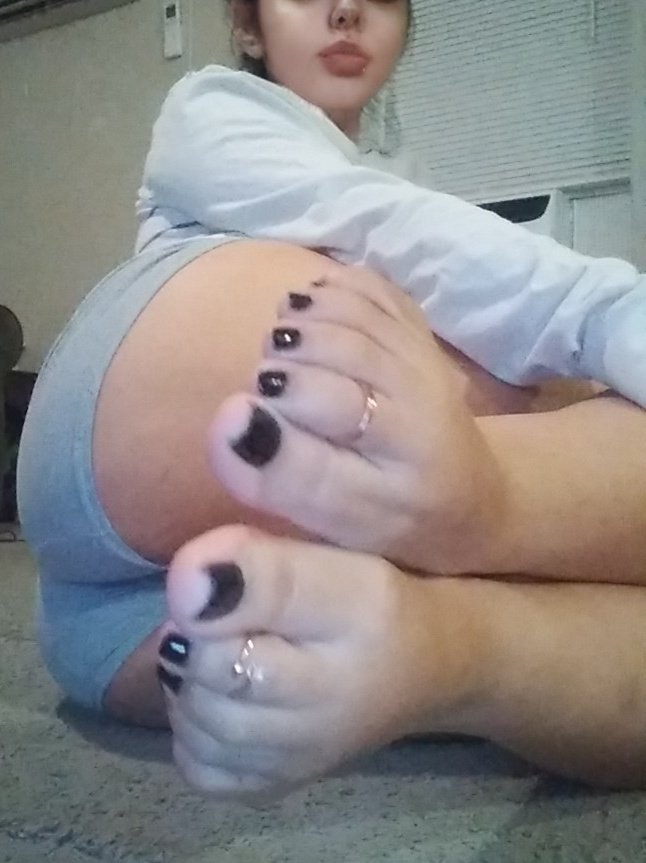 GoddessGigiMea's tweet photo. Right under this juicy ass๐คค is where you belong, as my human chair.
Get on your knees foot slut.๐ฅต๐คซ
Send. Send. Send.
๐ธ๐ธ๐ธ
#FindommeFeetFetish #LatinaGoddess #FindommeBrat #Finslaves #WalkingWallets #SendGifts #Throne #Cashapp #Zelle https://t.co/lVYMFYf7Gp