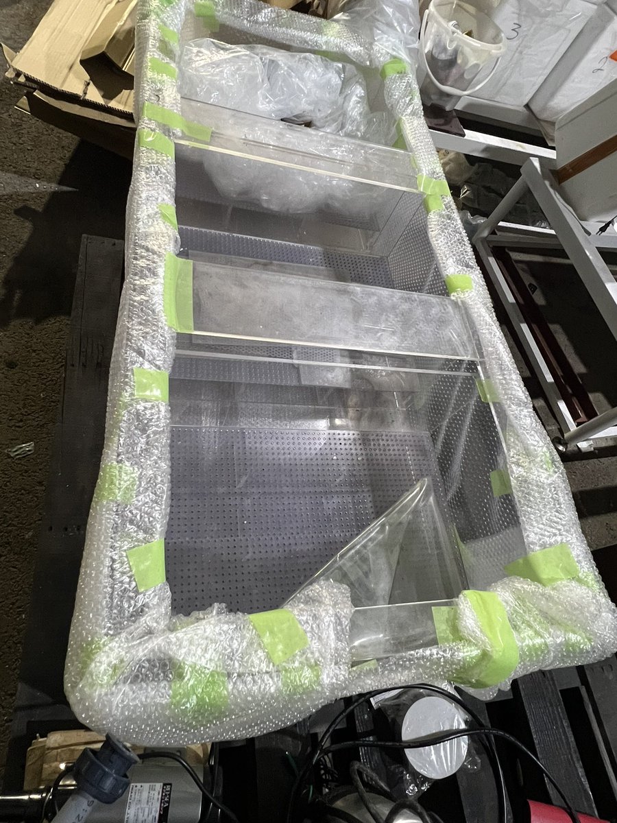 新古水槽❗️

1800.900.800
某有名メーカー

濾過槽、ポンプも付きます❗️

新品の半額で!

早い者勝ち！DMまで!

#アロワナ
＃観賞魚
＃熱帯魚
#水槽
＃アクリル水槽
#古代魚