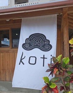 FavoriteOkinawa's tweet photo. オープンしたばかりの古民家をリノベーションした琉球菓子とお茶が頂けるカフェ　ＫＯＴｉ　八重瀬町: 口コミリポーターのつ～み～です。 今回は、こちらの紹介です。 クロトンが植えられていて、南国感。 素敵な建物です。… https://t.co/PdBJF1Vn4n https://t.co/dZRFFGllQb