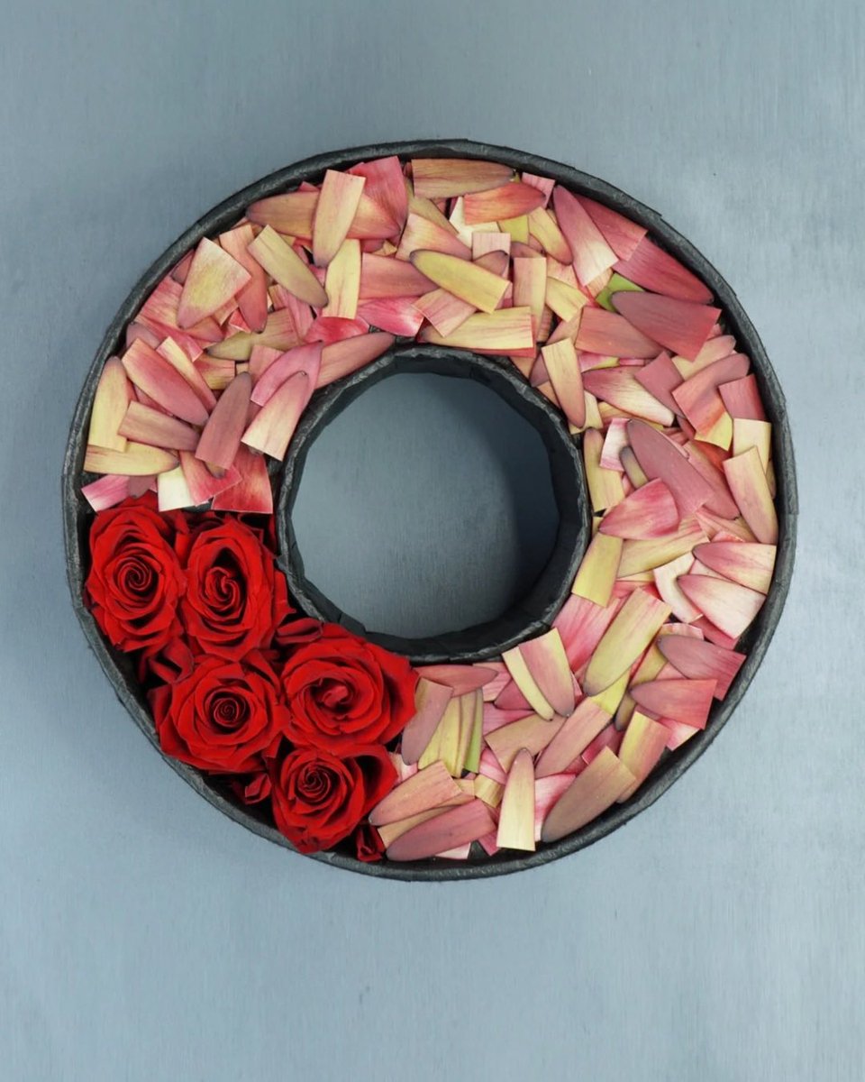 MarkPampling's tweet image. A moody, graphic and structured approach to a wreath.  Created as an example in Design Solutions with Flower Thinking.
.
#roses #redleucadendron #WreathDesign #FloralWreath #RoseWreath #Leucadendron
#FloralArt #FlowerArrangement #BotanicalArt
#FloralInspiration #HandmadeWreath