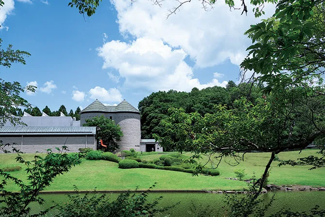 DIC川村記念美術館の休館問題について。ロスコ・ルームやコーネルの七つの箱の大切さはいうまでもありませんが、そのうえで強く訴えたいのは、あの美術館の建物や庭園が創り出す素晴らしい環境こそが、私たちがこの国で享受できる唯一無二の宝だという事実です。手放したらもう二度と取り戻せません。