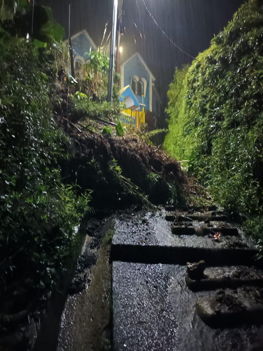 Deslizamiento de tierra provoca caída de una parte de una vivienda en zona 6 de Cobán, Alta Verapaz, <a href="/CruzRojaGT_/">CruzRojaGT</a> realiza evaluación de daños en el lugar. Solo reportan daño estructural, recomiendan evacuar a 7 miembros de la familia.