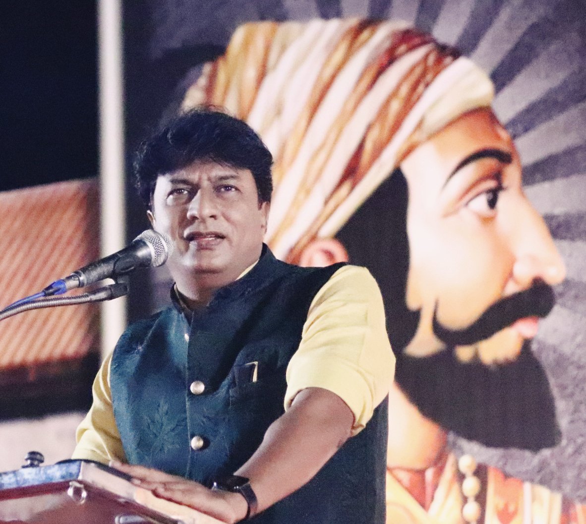 kiranmane7777's tweet photo. उदाहरणार्थ...
बदलापूर बलात्कार प्रकरणात फरारी असलेला संस्थाचालक - तुषार आपटे.
सोशल मिडीयावर एका बाईच्या जाळ्यात अडकून आपल्या देशाची संरक्षणविषयक अत्यंत गुप्त माहिती पाकिस्तानला देणारा देशद्रोही - प्रदीप कुरूलकर.
देशातल्या बॅंकिंग इतिहासातला सगळ्यात मोठा चौदा हजार करोडचा चुना लावून पळून गेलेला चोर - नीरव मोदी.
तीन हजार महिलांवर बलात्कार करून परदेशात मजा मारत बसलेला सत्ताधारी पक्षाचा नेता - प्रज्वल रेवण्णा.
शिवछत्रपतींच्या पुतळ्यातल्या भ्रष्टाचारात सामील होऊन पुतळा कोसळल्यावर लपून बसलेला मुर्तिकार - जयदीप आपटे.
बंगालमधील कोलकाता रेप मर्डर केस मधला आरोपी - संजय राॅय.

...आणि आपल्या देशाला आणि महिलांना धोका वगैरे आहे म्हणे 'मुसलमानां'पासून !

हे काय आहे माहितीये? कृष्णा कुलकर्ण्यासारख्या भिकारचोटानं गद्दारी करून वार केला की 'वितभर पोटासाठी' आणि अफजलखानासारख्या हराम्यानं बगलेत दाबलं की 'तो मुस्लिम होता म्हणून.' असा बुद्धीभेद करणं आहे.

नीच नराधमांना जातधर्म नसतो !
अफजलखान असो वा कृष्णा... औरंग्या असो वा अनाजी... हे सगळे 'रयतेला' म्हणजेच कष्टकरी बहुजनांना झुकतं माप देणार्‍या शिवरायांच्या स्वप्नातल्या स्वराज्याचे दुश्मन होते. छत्रपतींनी कधीही जातधर्मावरून भेद केला नाही. त्यांचा खोटा जयजयकार करत धर्मद्वेष पसरवणारी ही जी गद्दार पिलावळ आहे, त्यांना या देशातल्या सर्वसामान्य रयतेला गुलाम बनवायचं आहे. या खरंतर छ. शिवरायांच्या शत्रूंच्याच अवलादी आहेत.

...म्हणून भावांनो, छत्रपतींना मानता ना? मग द्वेष करायचाच असेल तर कुठल्या जातीधर्माचा नव्हे, तर माणसामाणसात भेदभाव करणार्‍या कारस्थानी आणि कपटी 'वृत्ती'चा करा.

जय शिवराय... जय भीम.

- किरण माने.