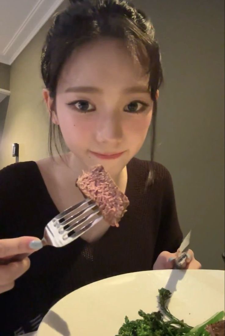 hourly karina tweet media