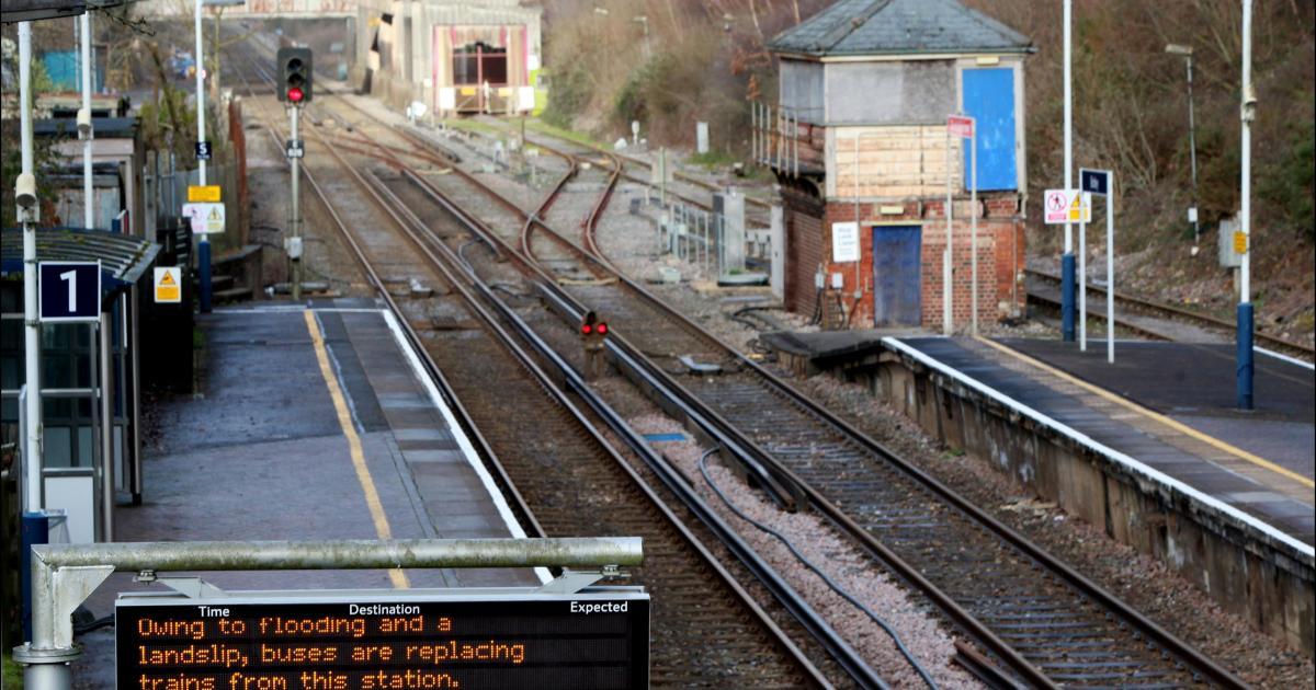 Police confirm why officers rushed to railway line after services delayed dlvr.it/TCkrTq