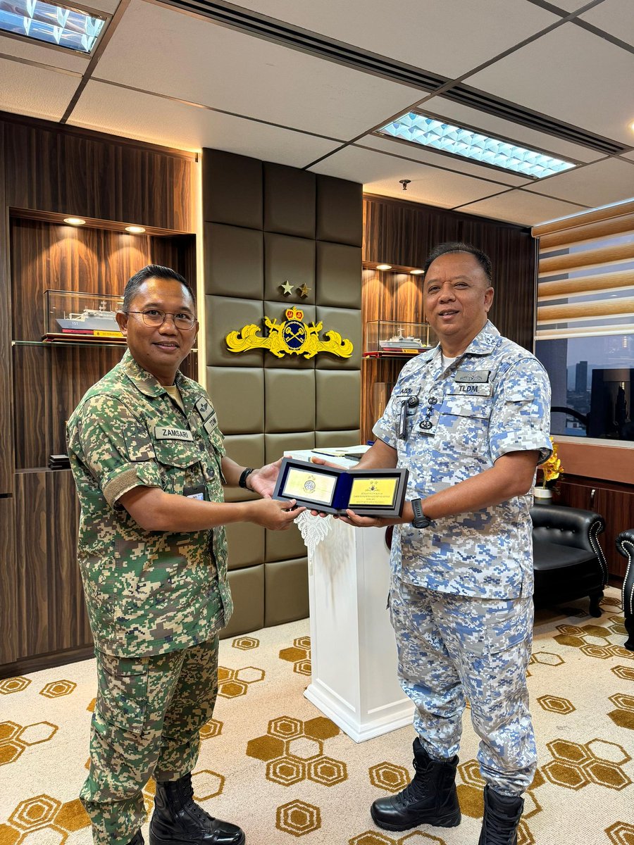 Mk TL, 29 Ogos - Brig Jen Zamsari bin Abu Hasan, Komandan Maktab Turus Angkatan Tentera (MTAT) telah melaksanakan kunjungan hormat kepada AKS Materiel.