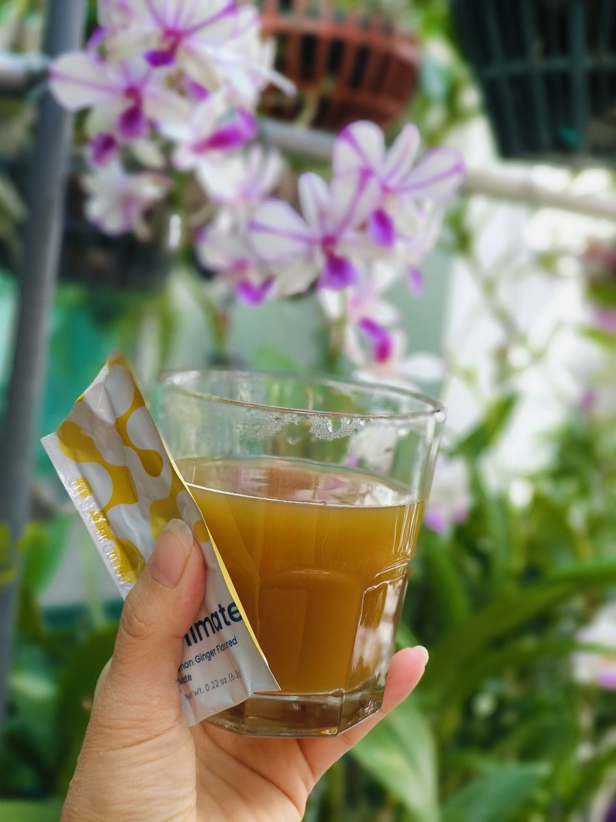 HoaiThanh1103's tweet photo. Ăn chơi lễ quần quật từ sáng đến tối, làm sao thiếu #Unimate được. 😝
Vẫn còn nhiều người thắc mắc là Thanh cứ suốt ngày pha lắc, uống mấy cái nước vàng xanh đỏ gì hoài á. Thiệt, khoe hẳn 3 năm nay và chắc còn khoe dài dài:))
Thức uống giúp tăng năng lượng, tỉnh táo, giảm stress, tập trung nhiều hơn khi làm việc, học hành, tập tành..
Dân văn phòng, dân thể thao rất nên thử nhé. Không tin thì T có tách lẻ thử vài gói cho bạn trải nghiệm, giá cũng như ly cà phê, ly trà sữa thuiiiii