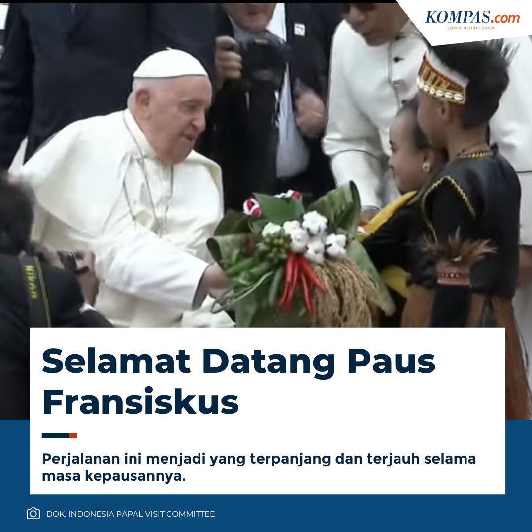 kompascom's tweet photo. Selamat datang Paus Fransiskus…

Pemimpin Tertinggi Gereja Katolik Paus Fransiskus tiba di Indonesia hari ini, Selasa (3/9/2024).

Paus tiba sekitar pukul 11.25 WIB di Bandara Internasional Soekarno-Hatta Tangerang, Banten.

Kedatangan pemimpin gereja Katolik Roma tersebut di Bandara Soeta disambut oleh Menteri Agama RI Yaqut Cholil Qoumas.

Dalam kunjungannya ke Indonesia pada 3-6 September 2024, Paus Fransiskus akan bertemu dengan Presiden Joko Widodo di Istana Negara dan para pemimpin gereja Katolik di Gereja Katedral.

Paus juga berencana memenuhi undangan pertemuan lintas agama di Masjid Istiqlal. Selain itu, Paus dijadwalkan menghadiri Misa Akbar di Stadion Gelora Bung Karno.

Baca di https://t.co/DwmN7DVkg8

 ^ #PausFransiskus #Katolik #Vatikan