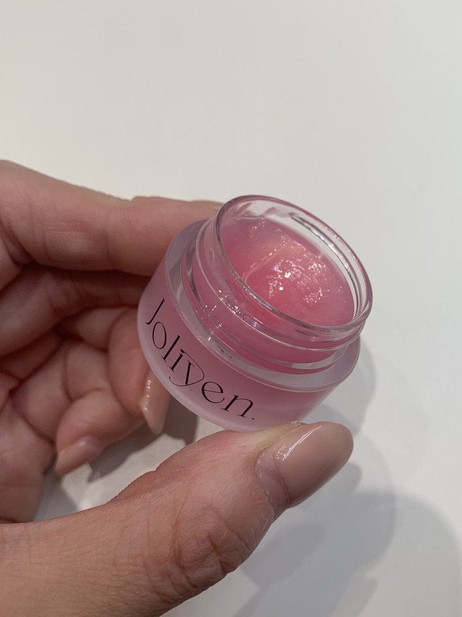 yeps_official's tweet photo. Joliyen.の第4弾アイテム「バランシングリップバーム」もう皆さまゲットしましたか？
蓋を開けるとピンクオーシャン😌💖
セラムより硬さのあるテクスチャーで、しっとり唇に密着。長時間うるうるリップがキープできます！
内容量も7gと約2倍になりました🙌🏻
ぜひ伊勢丹新宿店yep'sでお求めください！ https://t.co/PNajrRdUKo