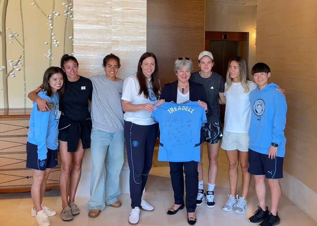 VickiTreadell's tweet photo. Whilst @lfc has my ❤️, supporting amazing 🏴 football teams abroad is part of the job - great #softpower .
My visit to #Perth coincided with @ManCityWomen's last day in town.
I was thrilled to meet some of the team, incl 🇦🇺's #MaryFowler, & celebrate #womeninfootball.
Thank you. https://t.co/Drso3TPGwA