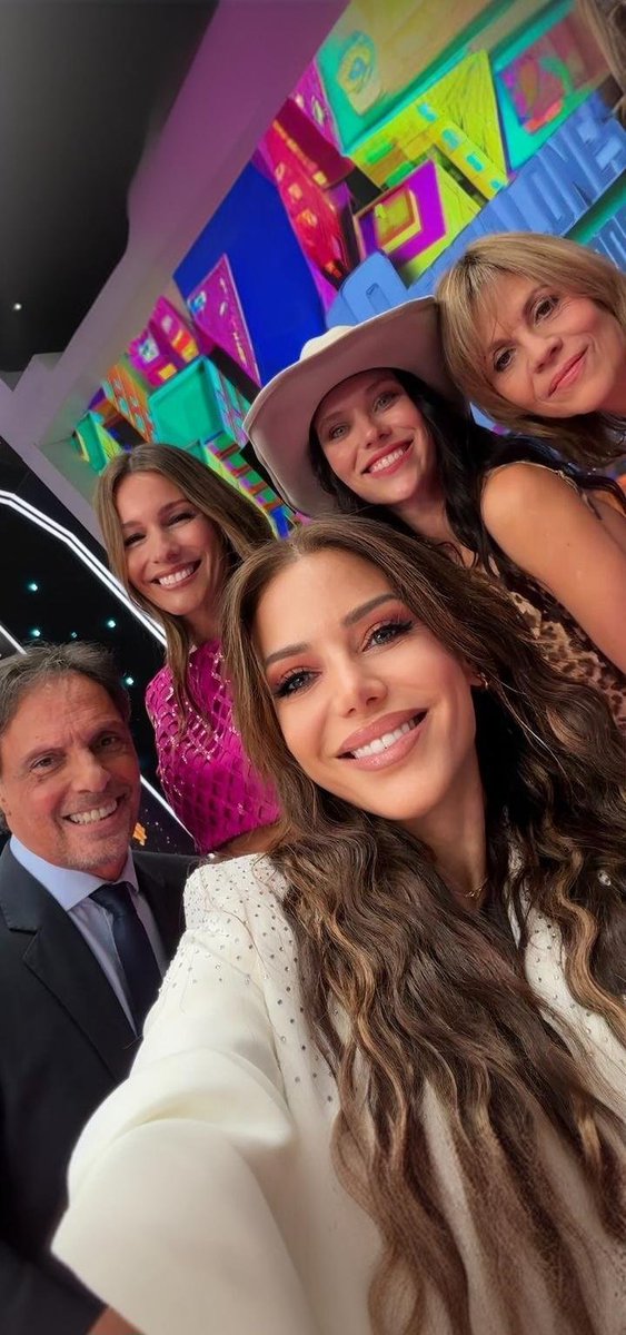 Con toda la buena onda arrancó una nueva semana en #Los8EscalonesDeLos3Millones 🥰
<a href="/MarcelaMoreloOK/">Marcela Morelo</a> <a href="/pampitaoficial/">Pampita Ardohain</a> <a href="/gustavohlopez/">Gustavo Héctor Lopez</a> <a href="/valesalezzi/">valentina salezzi</a> <a href="/evange_anderson/">Evy</a>