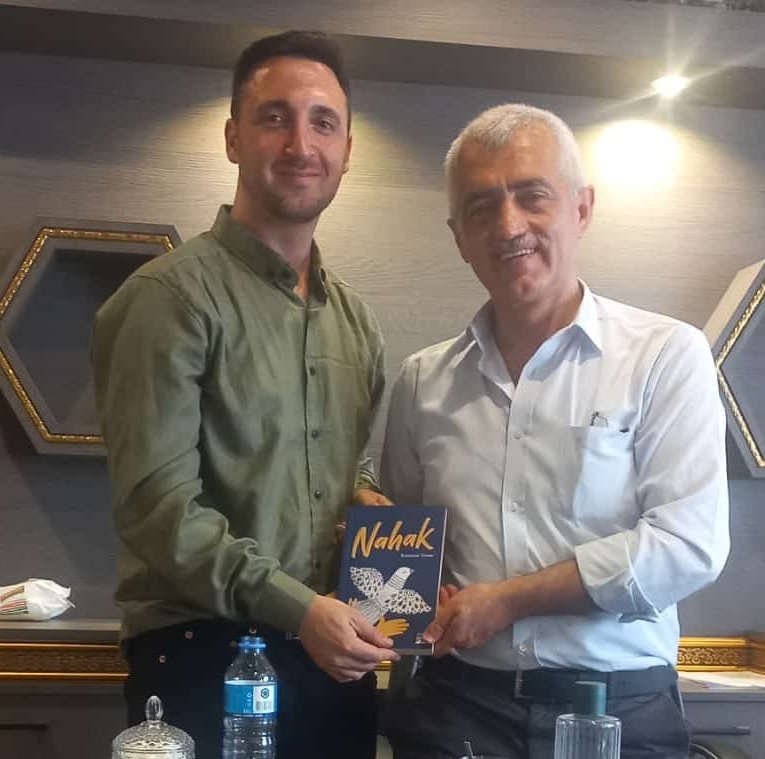 Ramazan Tosun, yazdığı kitabı " Nahak" ı bana hediye etti. KHK zulmünün yaşattıkları ne kadar yazılsa azdır.

Tebrik ederim.