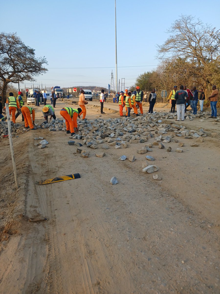 Humphrey_Baloyi's tweet photo. #AmTraffic Ku na strike at Road R71 next to Ntara-ntara 4 ways ka patu ra ku ya Ka N'wamitwa, vachayeri a va papalati patu leri aku fambeki. @Djsoulcrusher @phaphamamlfm @Djbrianrikhotso @ConnyMikateko @Munghana https://t.co/lnYwrf4af4