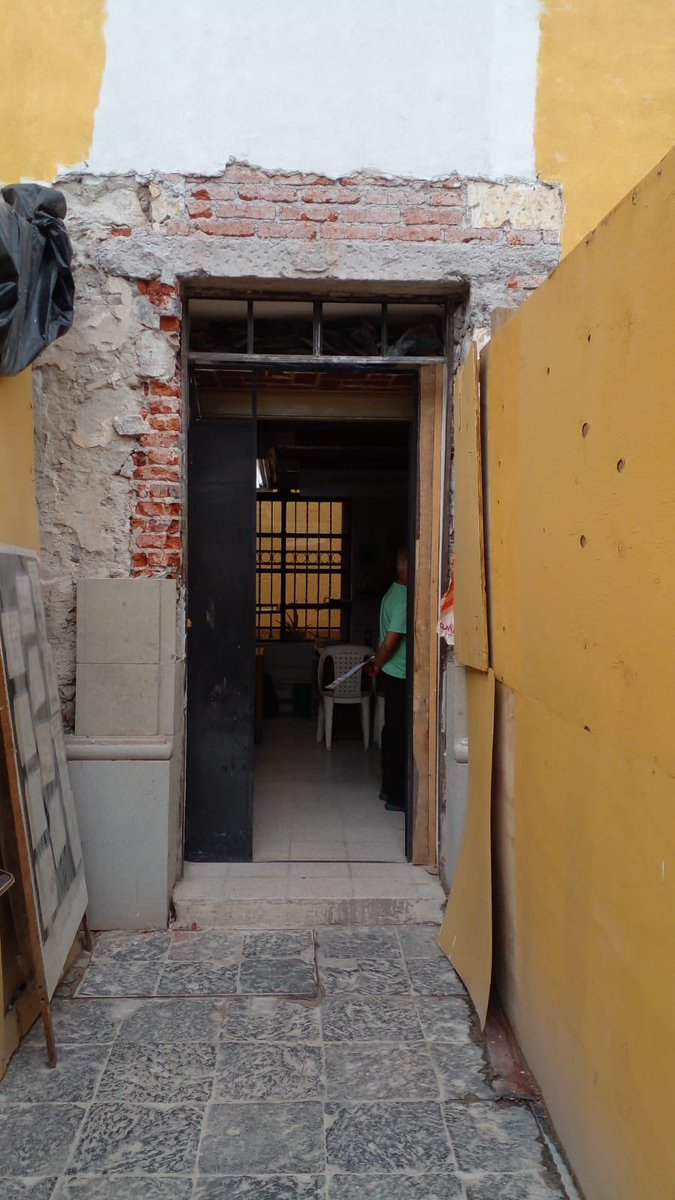 VekaDuncan's tweet photo. Oigan @Alcaldia_Coy, ¿pueden explicar qué clase de remodelación están haciendo en el Palacio de Cortés y si cuentan con la autorización del @INAHmx? Pareciera que están sustituyendo la cantera original por placas contemporáneas, ojalá puedan aclararlo https://t.co/WMWVOoQGXb
