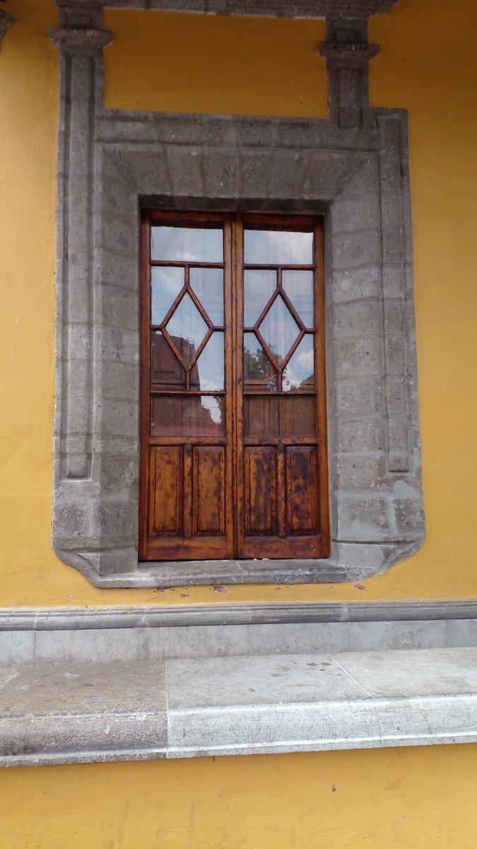 VekaDuncan's tweet photo. Oigan @Alcaldia_Coy, ¿pueden explicar qué clase de remodelación están haciendo en el Palacio de Cortés y si cuentan con la autorización del @INAHmx? Pareciera que están sustituyendo la cantera original por placas contemporáneas, ojalá puedan aclararlo https://t.co/WMWVOoQGXb