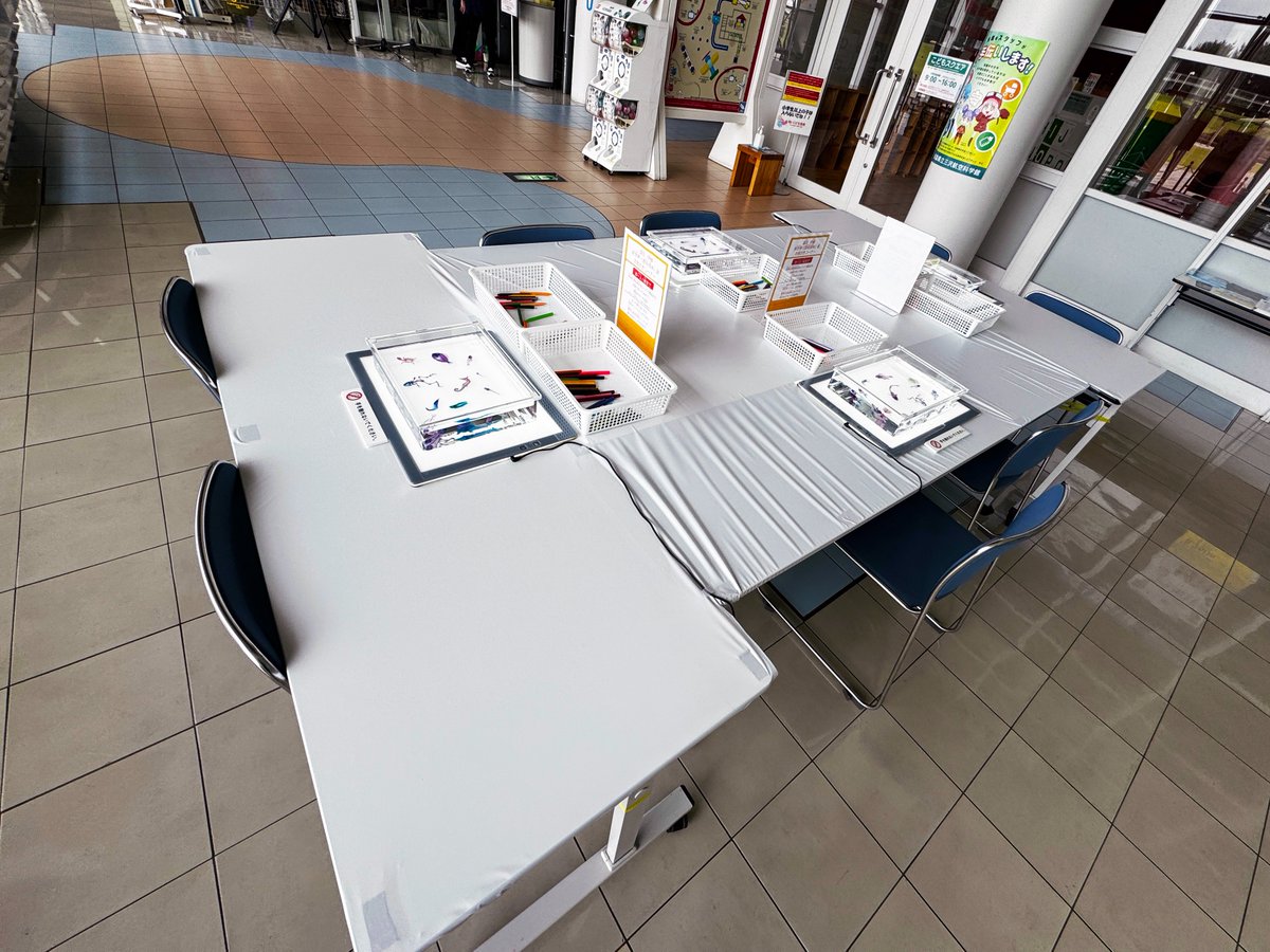 7月にスタートした青森県立三沢航空科学館での展覧会も、残すところあと３週間ほどとなりました。

会場では展示エリアのほか、エントランスでもお絵描きエリアも併設されています。体験はどなたでも無料！

9月23日（月祝）まで開催です！！