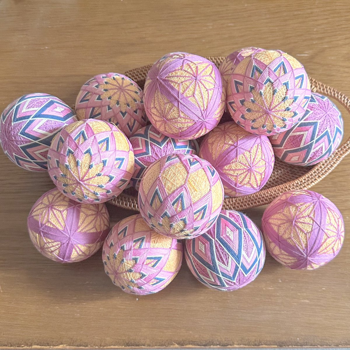 Andys_Handmade's tweet photo. 草木染めの優しい色の糸で作っ��手まり
機能性とか実用性とか
幾何学模様の美しさの前に霞む

#私の個性はきっと誰かにささる https://t.co/GNy2tHDcsZ