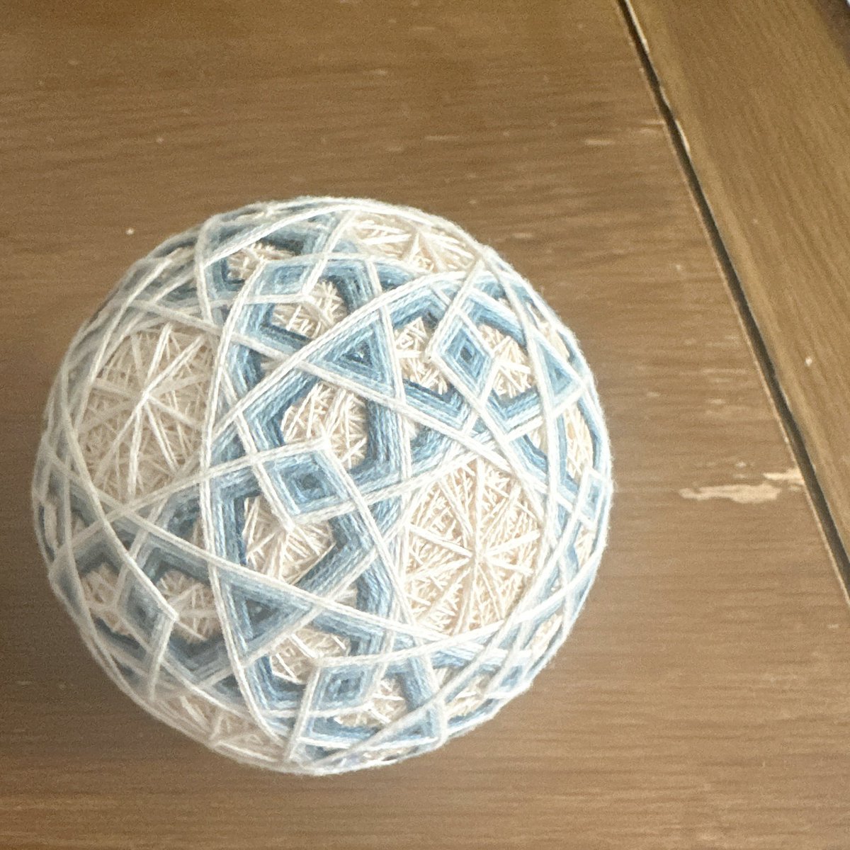 Andys_Handmade's tweet photo. 草木染めの優しい色の糸で作っ��手まり
機能性とか実用性とか
幾何学模様の美しさの前に霞む

#私の個性はきっと誰かにささる https://t.co/GNy2tHDcsZ