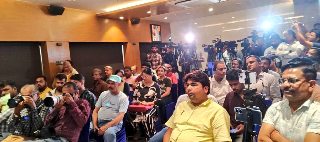 ccoi_1947's tweet photo. #CCIEvents Press Conference by @ProPanjaLeague held today.
@preetijhangiani @parvindabas @TheJohnAbraham #ProPanjaLeague https://t.co/aILhl1sqMX